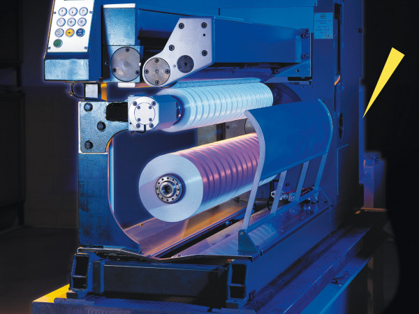 Track calming for transport carriages in textile machines